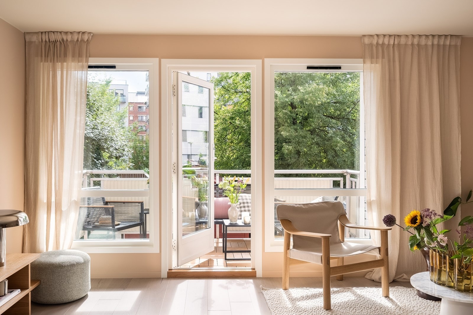 Fra stuen har man direkte adkomst til balkongen, og her kan man enkelt åpne dørene for å slippe inn frisk luft. En perfekt løsning som gir en sømløs overgang mellom inne- og uterom. Galleribilde