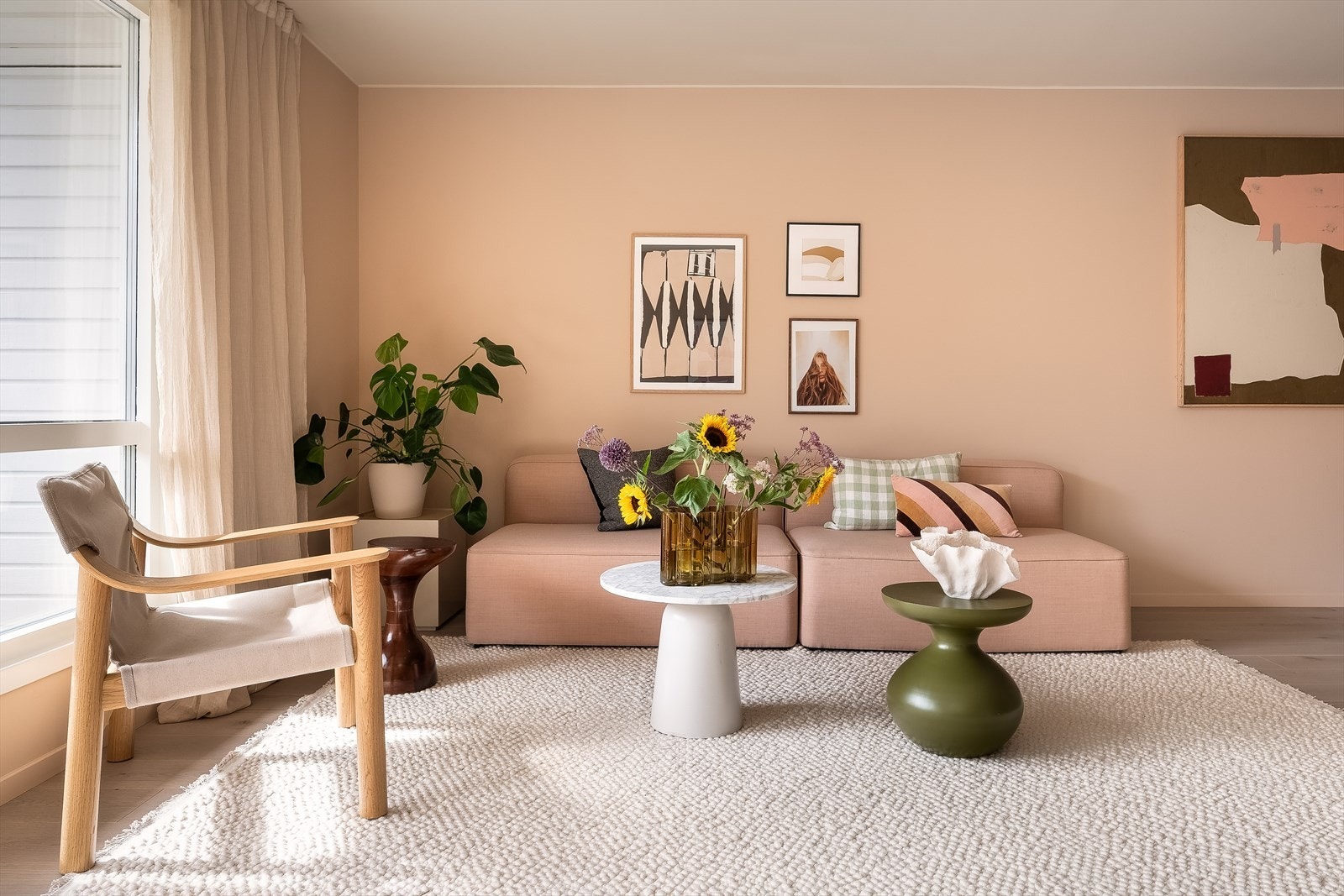 Stuen har en fleksibel planløsning med plass til både sofa og spisebord. Her kan man enkelt samle venner og familie rundt middagsbordet eller slappe av i sofahjørnet. Galleribilde