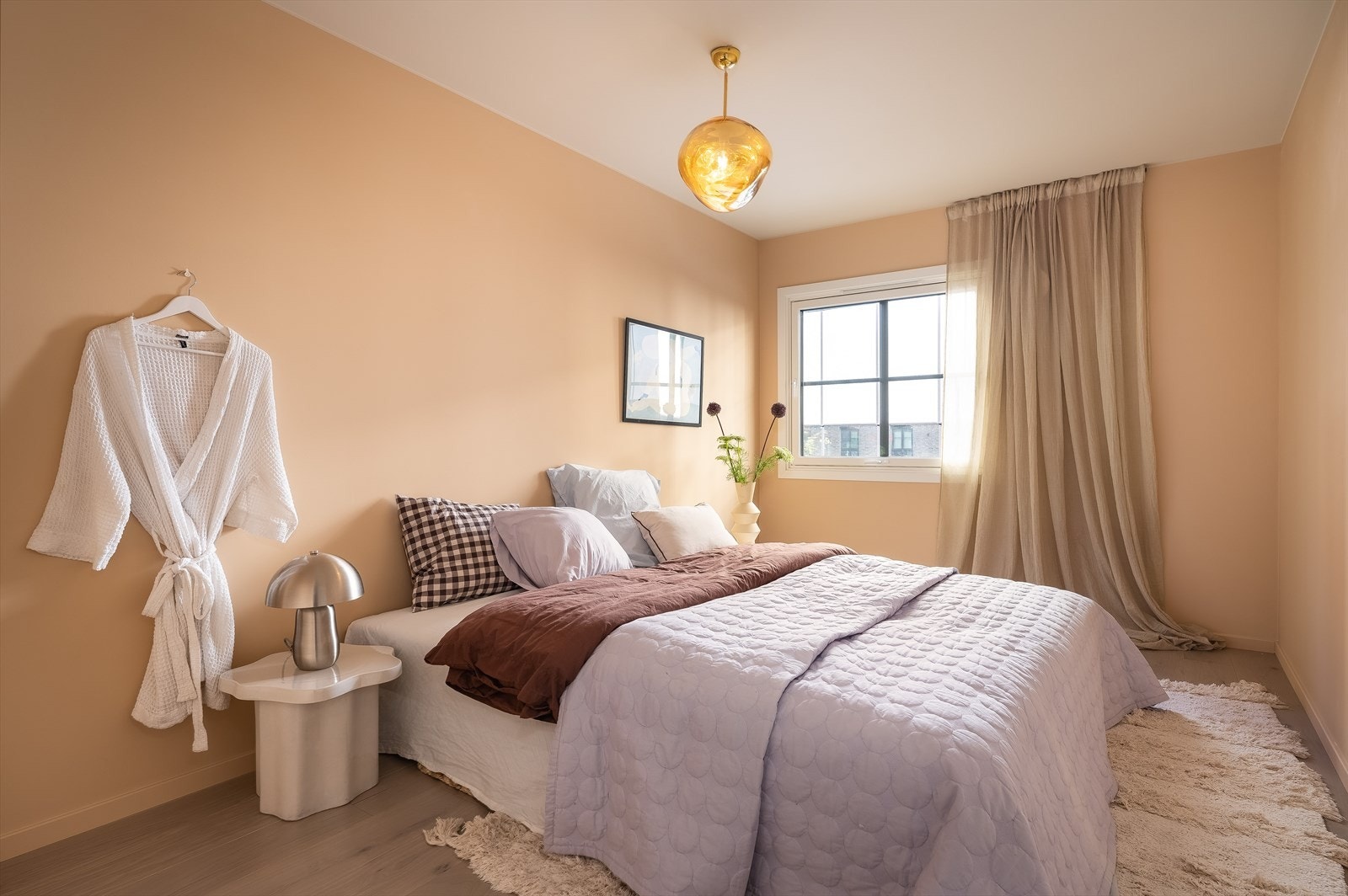 Hovedsoverommet er lunt og behagelig, med rolige fargetoner og en varm atmosfære. Galleribilde