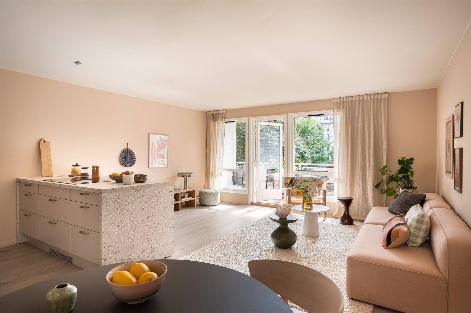 Her får du en lys og åpen stue som umiddelbart gir en følelse av ro og harmoni. Store vinduer slipper inn rikelig med dagslys og binder rommet sammen med utsikten utenfor. Galleribilde