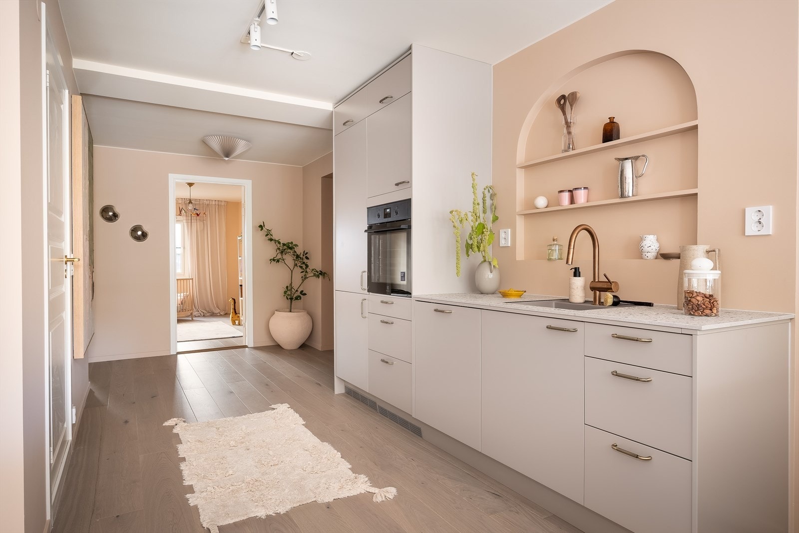 Kjøkkenet har moderne løsninger og praktiske detaljer som gjør matlagingen både enkel og inspirerende. Rommet er lyst og innbydende, og materialvalgene skaper en varm atmosfære. Galleribilde