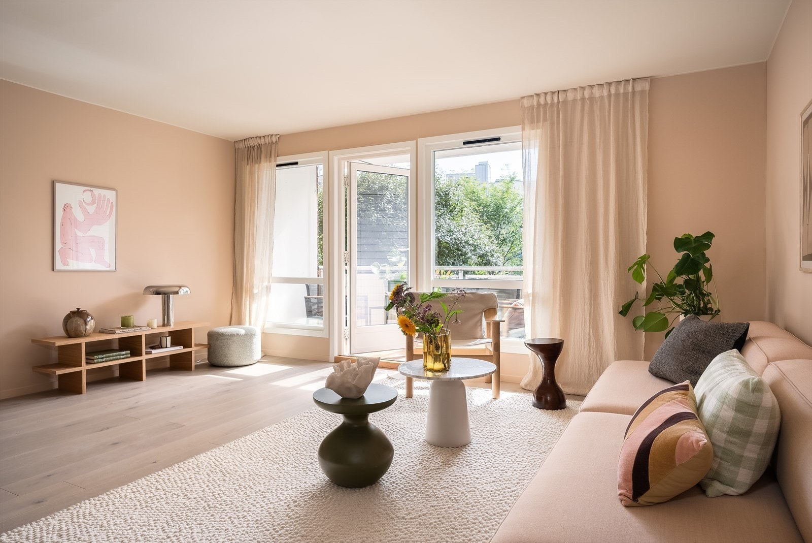 Sofakroken er et naturlig midtpunkt i hjemmet. Her er det godt å synke ned med en bok, samtidig som utsynet gjennom de store vinduene gjør at rommet føles åpent og levende. Galleribilde