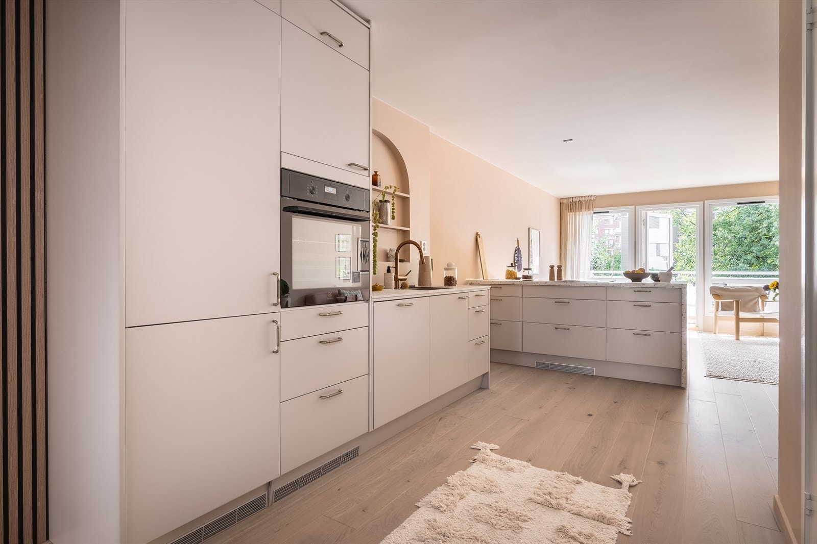 Kjøkkenet har en naturlig flyt med mye lys og rene linjer. En perfekt kombinasjon av stil og funksjonalitet som gjør det til et rom man gjerne tilbringer tid i. Galleribilde