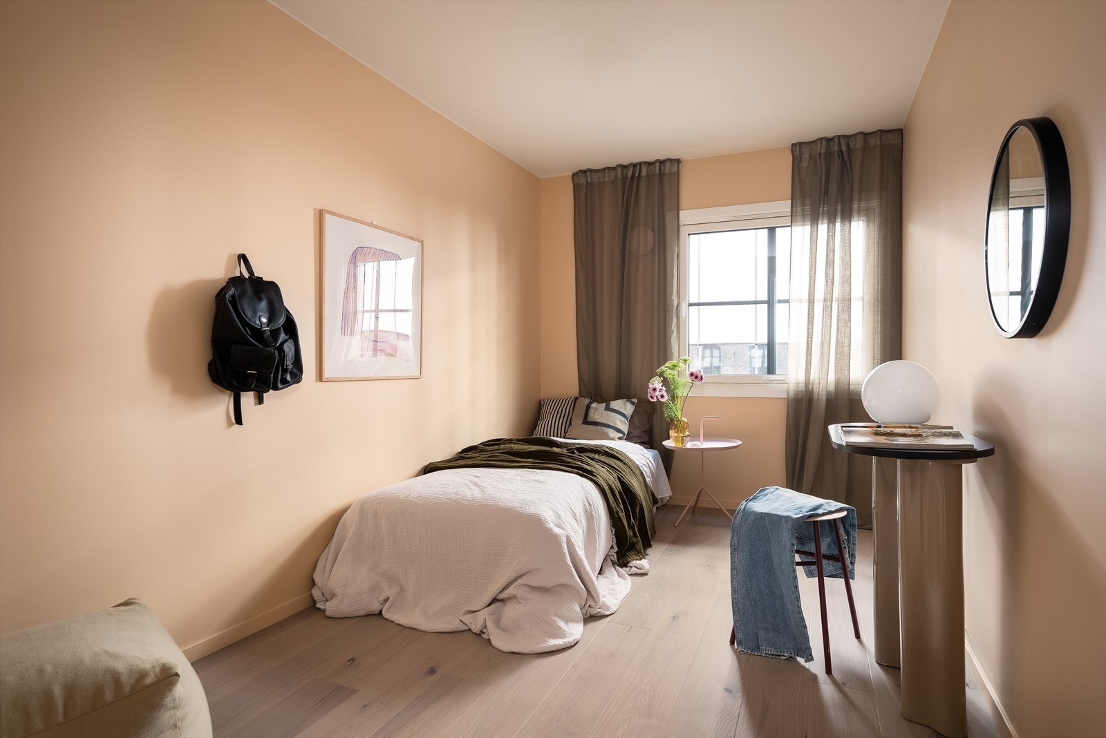 Soverom III passer perfekt som barnerom, gjesterom eller kontor. Rommet er holdt i samme duse fargetoner, som gir en behagelig atmosfære. Galleribilde