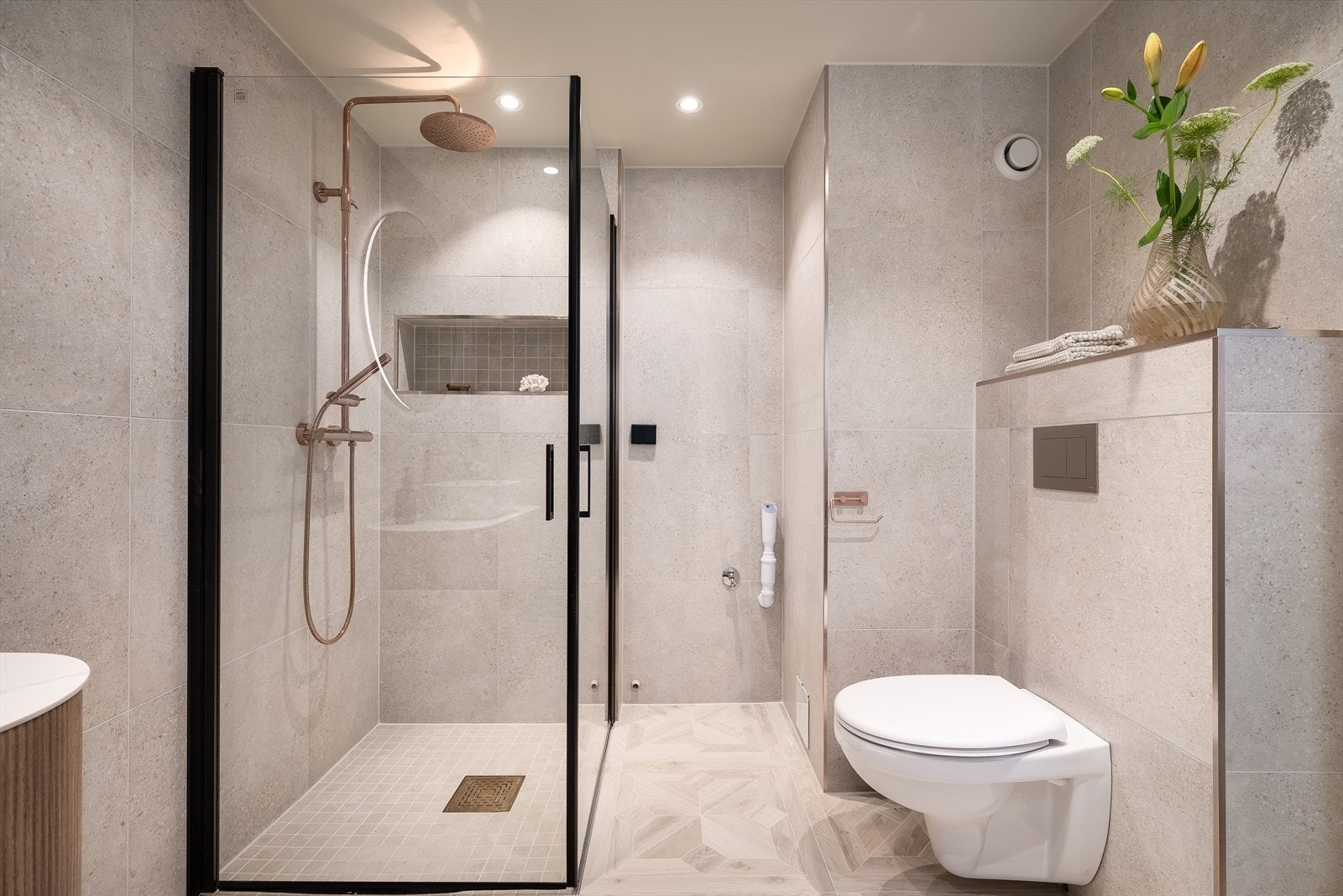 Dusjsonen er både romslig og moderne, med en stilren løsning som gjør hverdagen komfortabel. Her får man spa-følelsen hjemme. Galleribilde