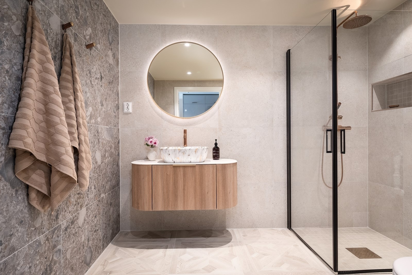 Badet er smakfullt innredet med moderne detaljer. Her får man en følelse av kvalitet og velvære i hverdagen. Galleribilde