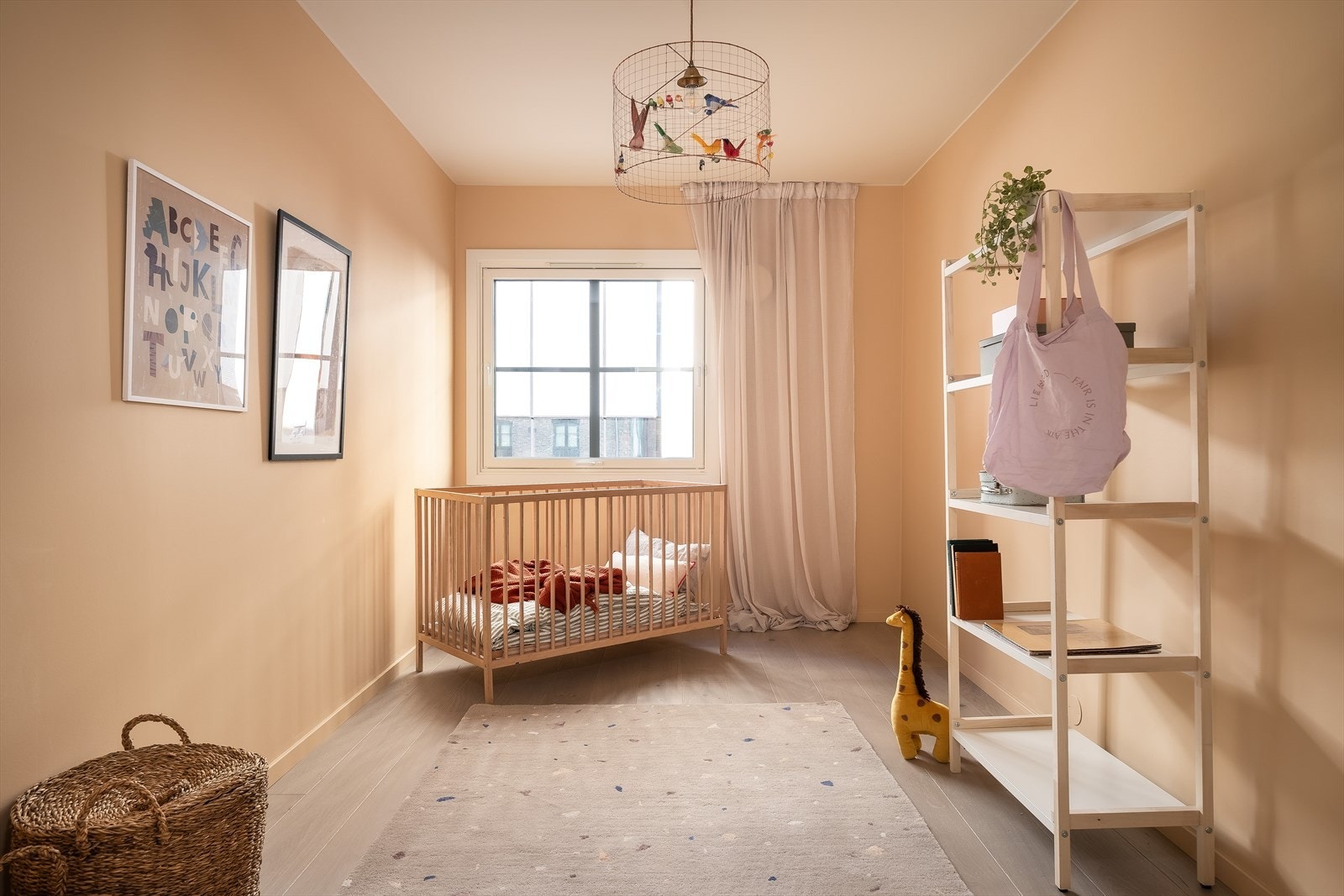 Soverom II er i dag brukt som barnerom. Her har de små god plass til å sove, leke og vokse. Rommets vindu gir godt med naturlig lysinnslipp. Galleribilde