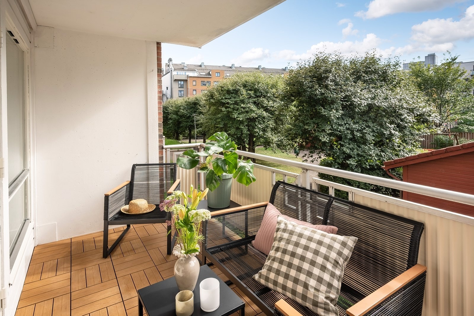 Med god plass og grønne omgivelser rundt, blir balkongen et naturlig samlingspunkt. Enten det er frokost i morgensolen eller en stille stund på ettermiddagen, gir den en deilig forlengelse av stuen. Galleribilde