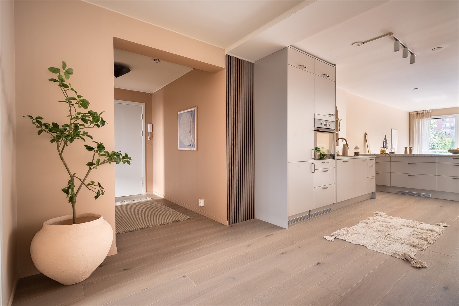 Den gode planløsningen gir boligen en fin flyt og gjør at alle rommene henger godt sammen. Galleribilde