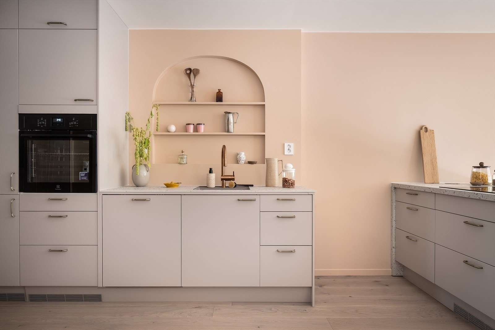 Den åpne kjøkkenløsningen gjør det enkelt å lage mat mens man er sosial. Benkeplassen er generøs, og det er både praktisk og hyggelig å kokkelere mens man har gjester eller familie rundt seg. Galleribilde