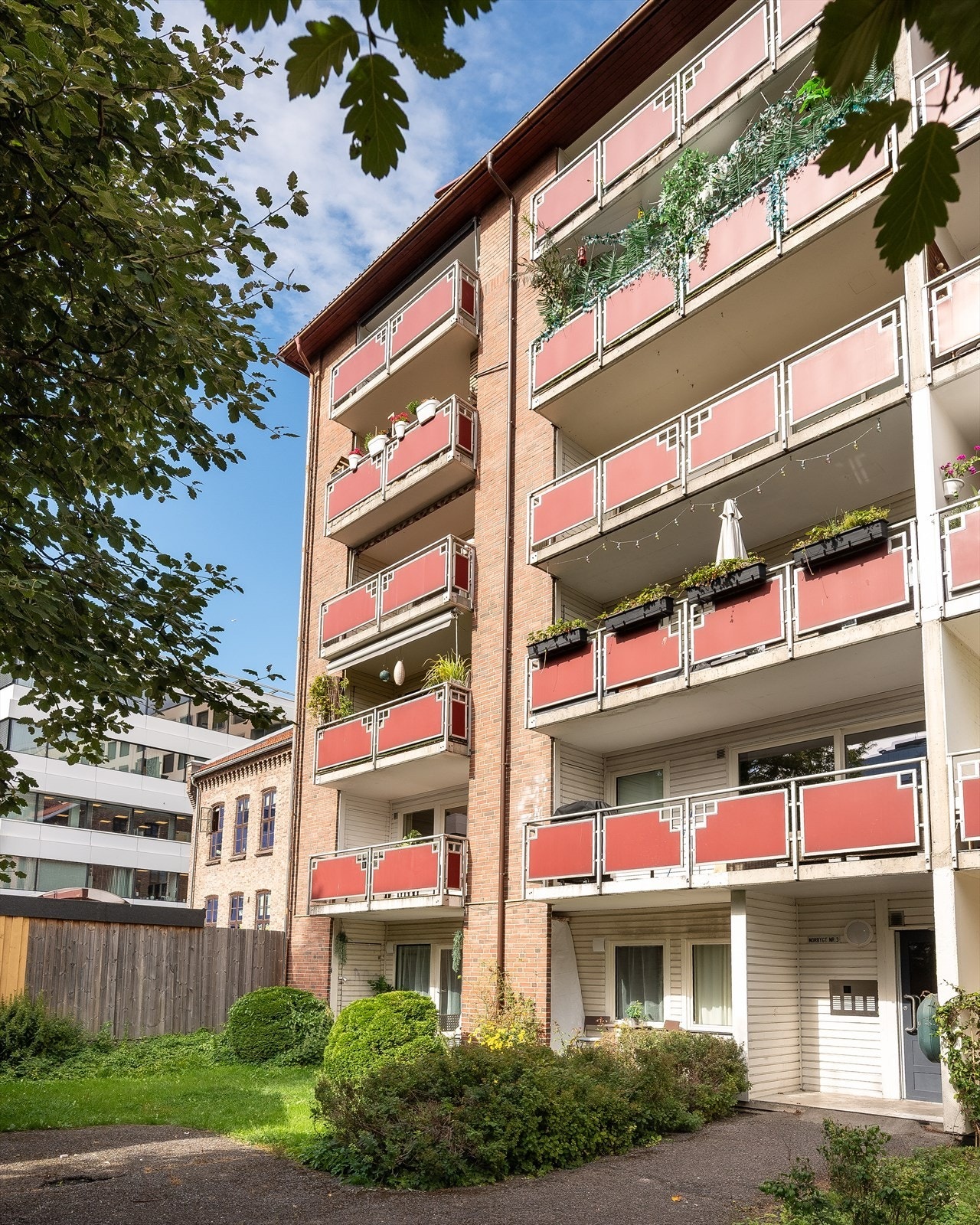 En hyggelig inngangsparti ønsker deg velkommen hjem. Her ligger alt til rette for en behagelig hverdag! Galleribilde