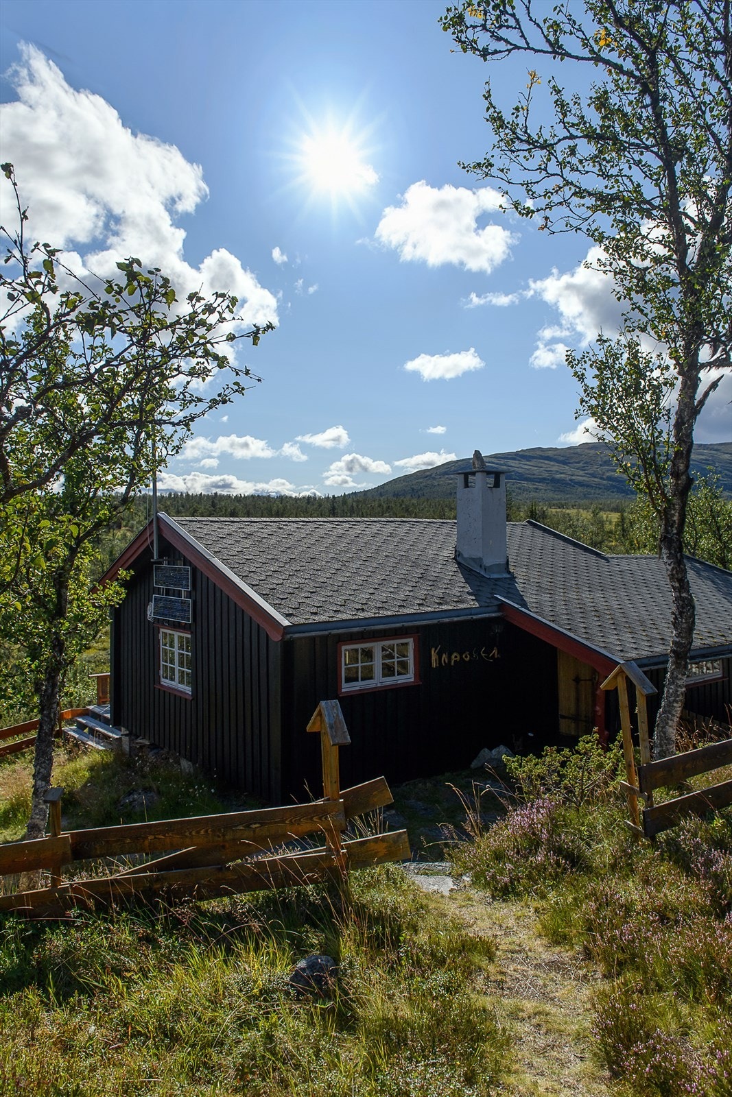 Tomten er delvis inngjerdet, noe som gir et innbydende inntrykk og holder beitedyr på avstand. Galleribilde