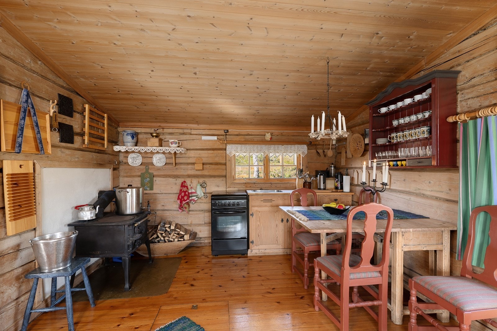 Det er plass til en frittstående gasskomfyr, og i tillegg finnes en vedfyrt bakstovn. Galleribilde