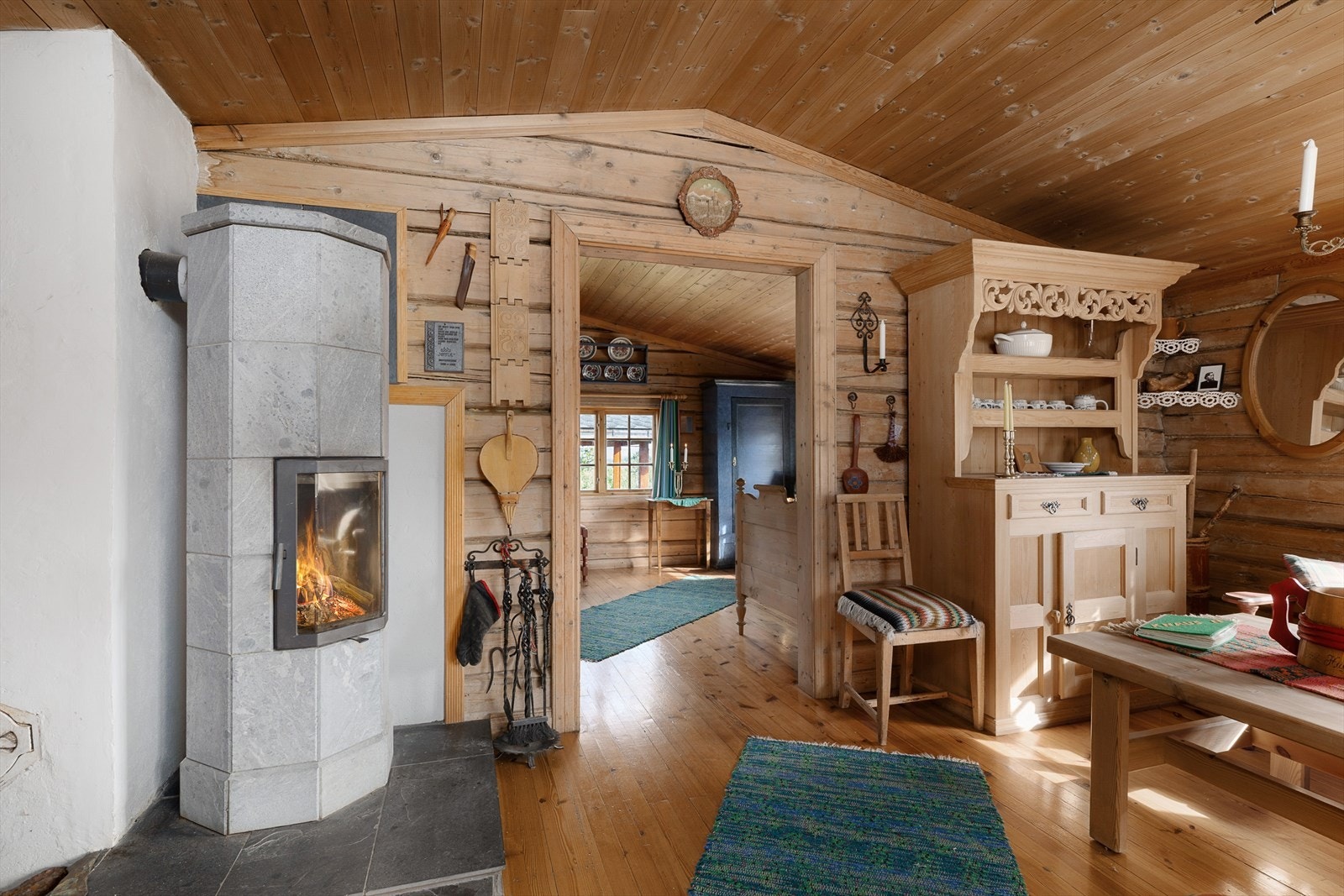 Klebersteins-peisen skaper den riktige hyttestemningen og varmer godt etter en lang dag i skiløypa. Galleribilde