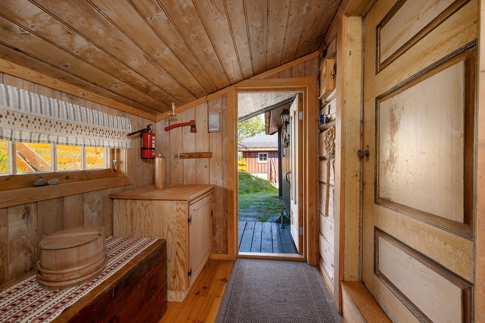 Vel innenfor døren blir du møtt av en entré med plass til oppbevaring av yttertøy, sko og oppbevaringsmøbler. Galleribilde