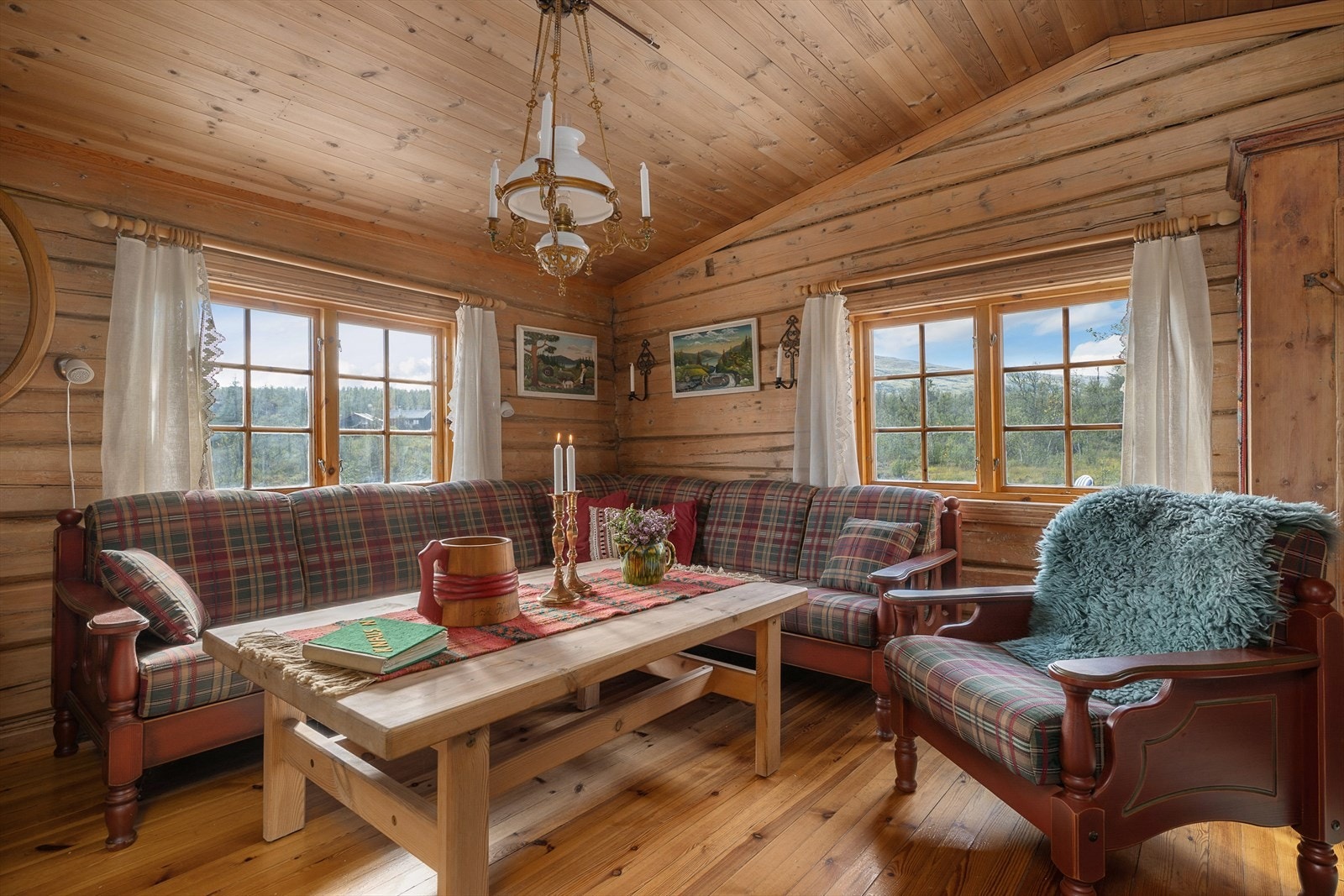 Vinduene i rommet gir rikelig med dagslys, samt at du kan nyte utsikten fra sofakroken. Galleribilde