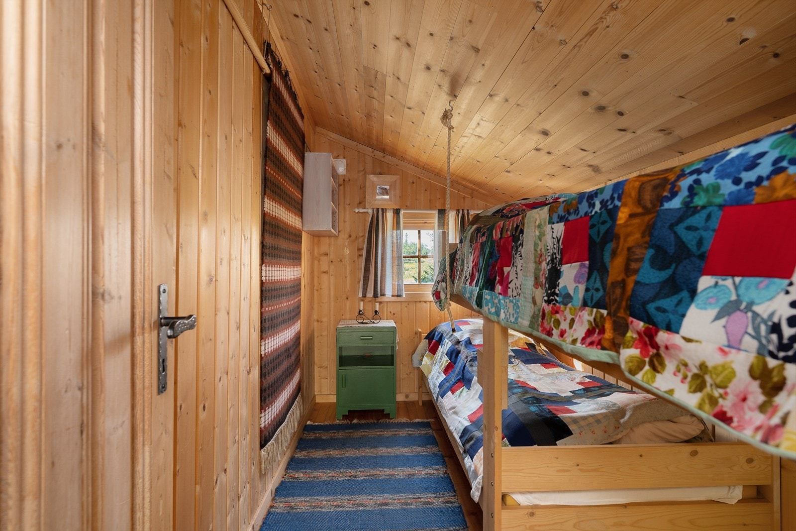 Det andre soverommet er innredet med køyesenger. Det gjøres oppmerksom på at dette rommet har liten dagslysflate og lav takhøyde - se punktet om ferdigattest for mer informasjon. Galleribilde