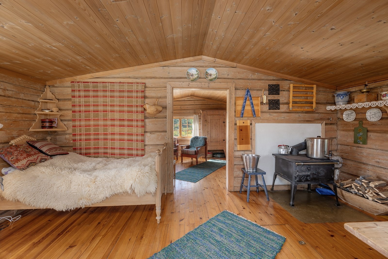 Kjøkkenet ligger i et separat rom ved siden av stuen. Galleribilde