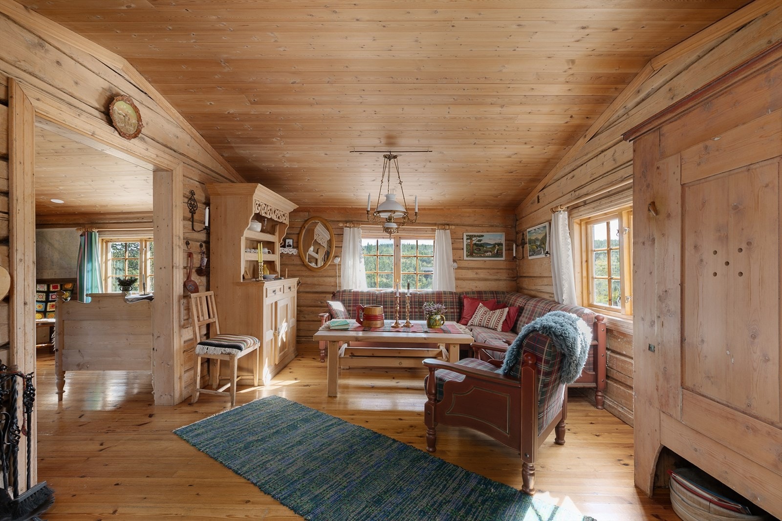 Tømmerhytta har en praktisk planløsning og holder en gjennomgående god standard. Galleribilde