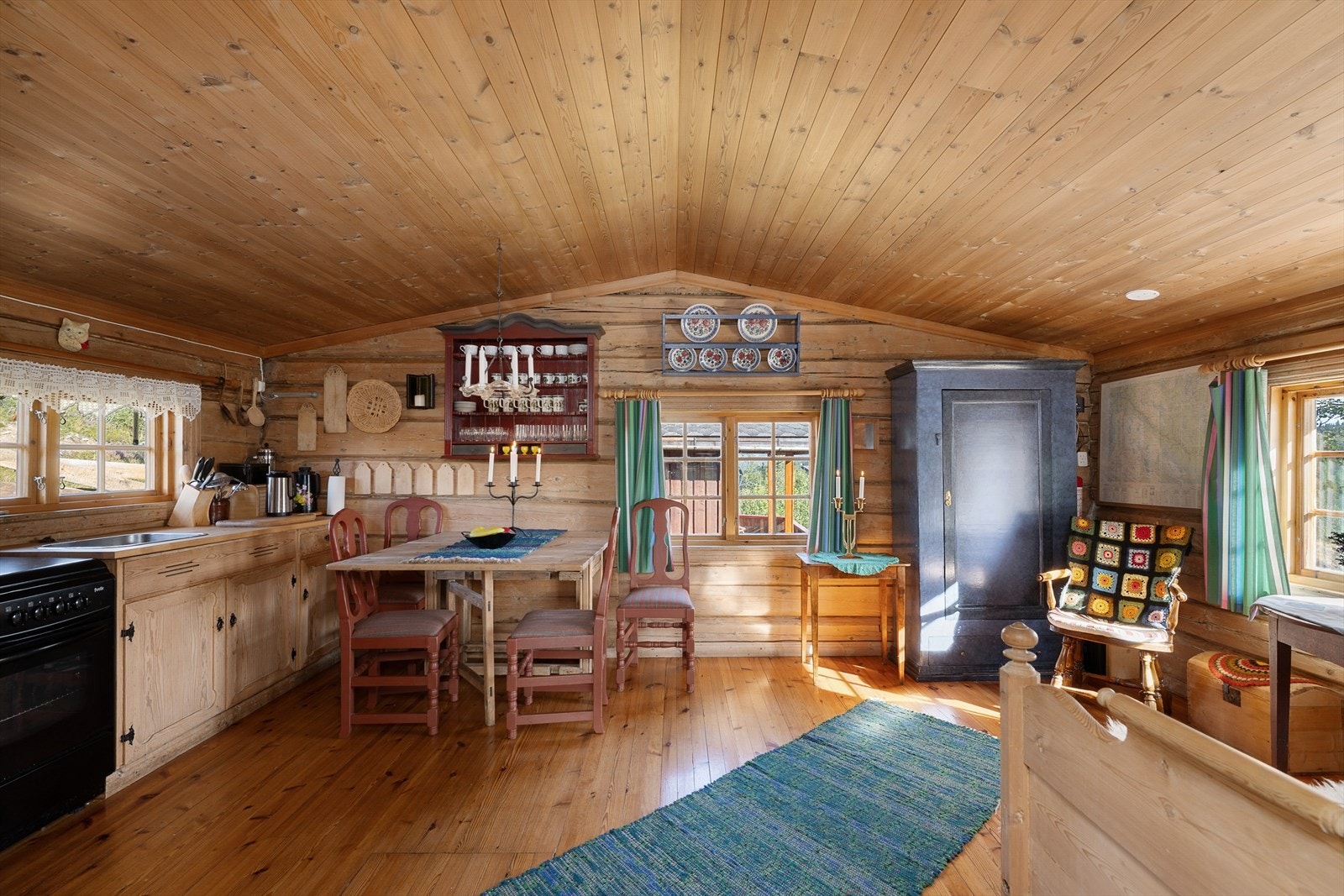 Her finner du en heltre innredning, med profilerte fronter og heltre benkeplate med nedfelt kjøkkenkum. Galleribilde