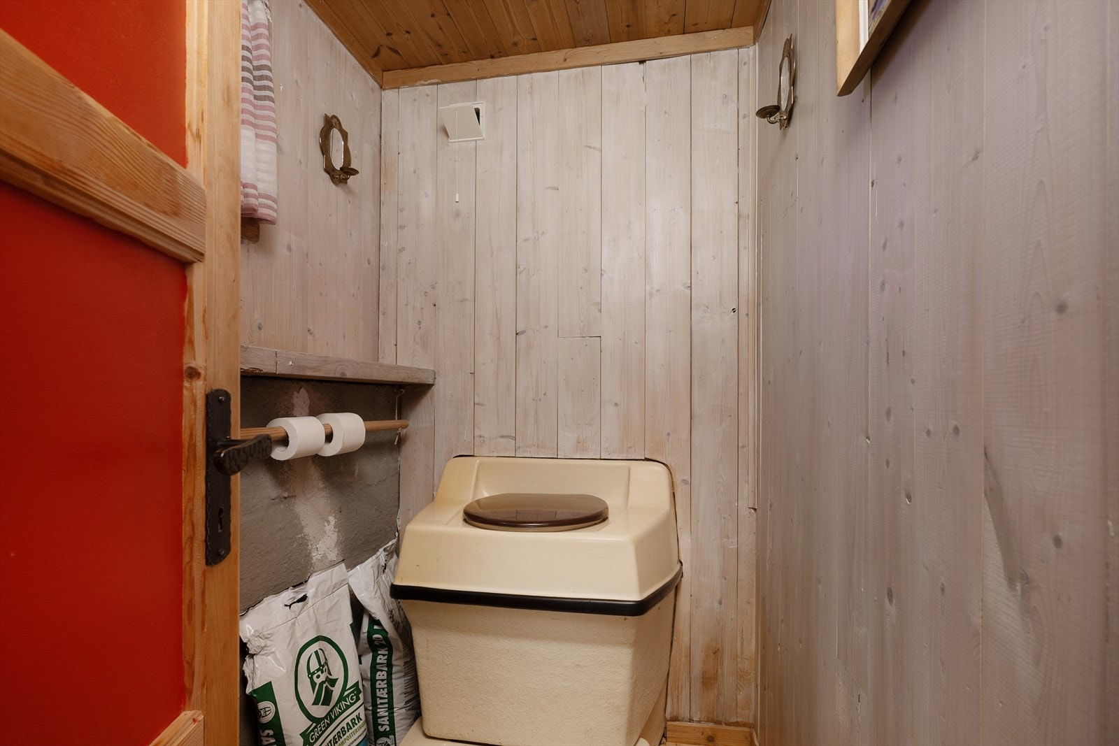 Toalettrommet har adkomst via boden og inneholder et biotoalett. Både boden og toalettrommet er uisolerte. Galleribilde