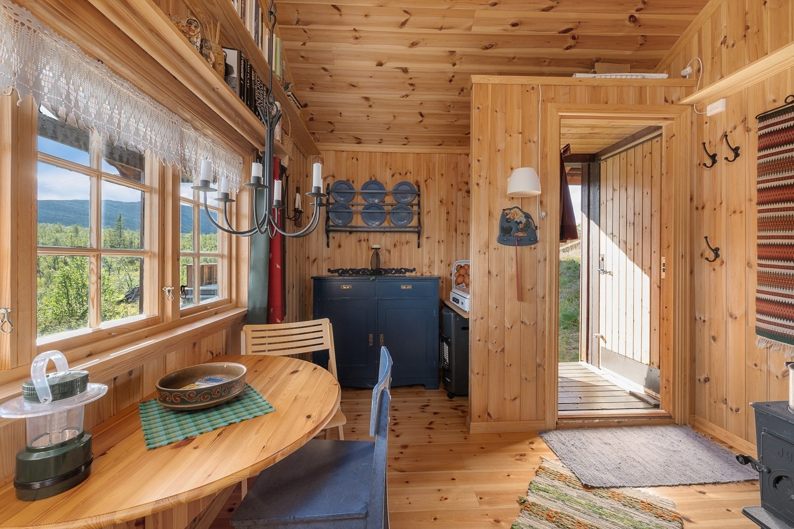 Annekset er i dag innredet med et oppholdsrom, en bod og et toalettrom. Galleribilde