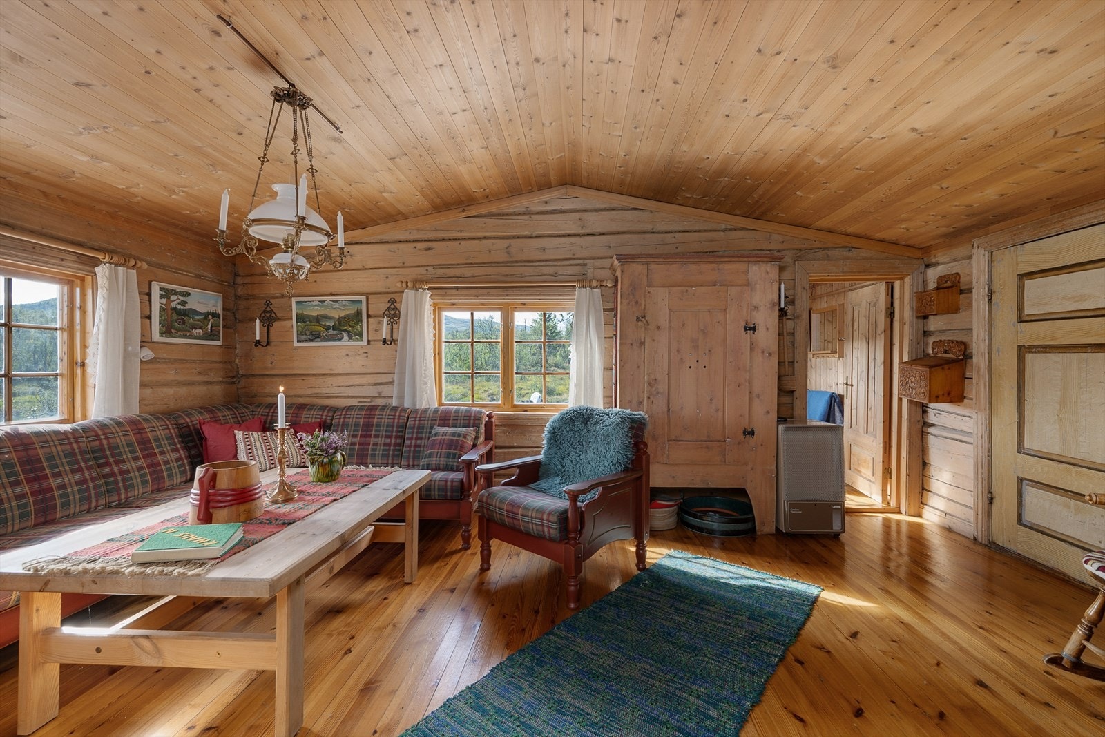 Tømmerstuen har god plass til sofagruppe og oppbevaringsmøbler. Galleribilde