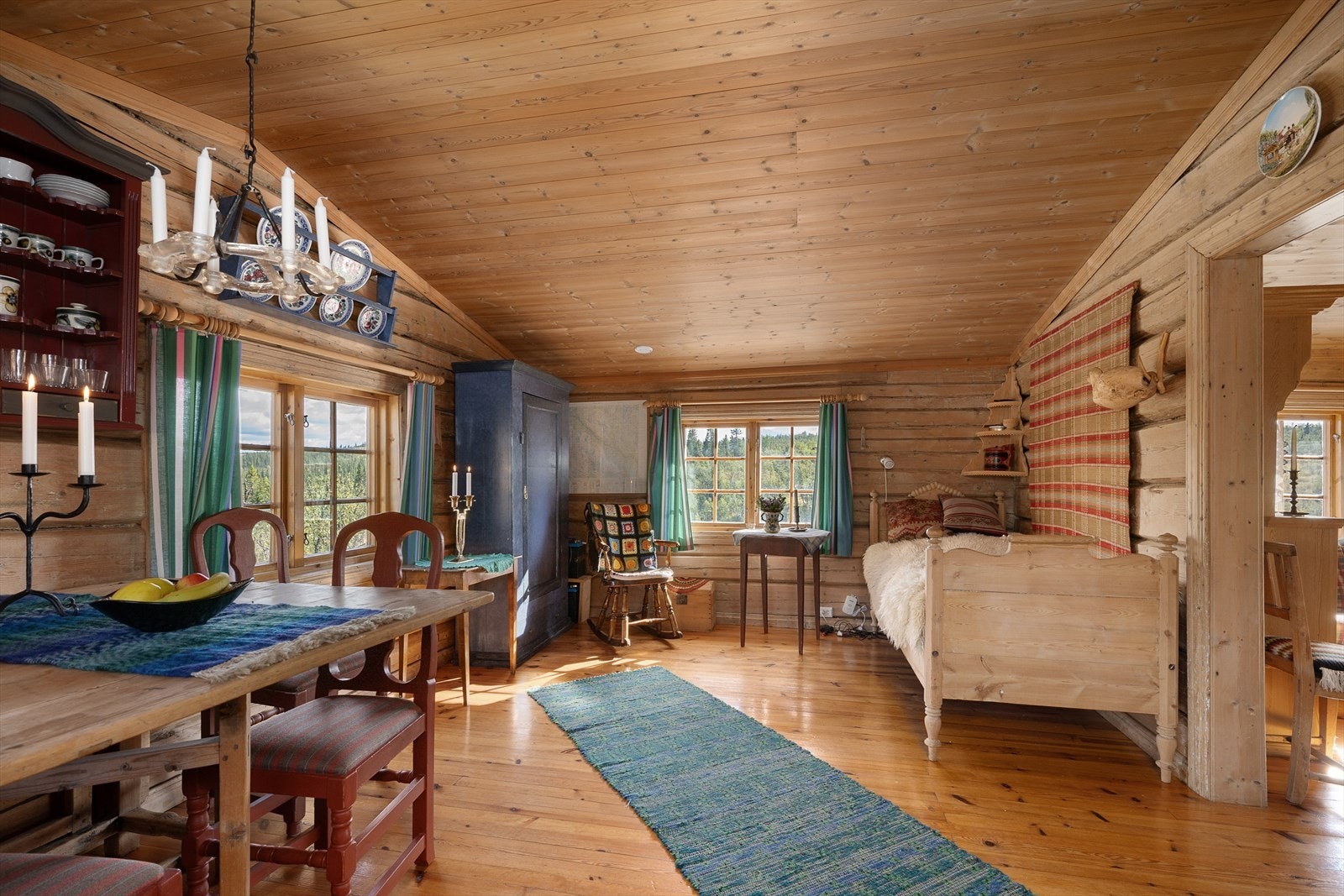 Kjøkkenet har også plass til spisestue, oppbevaringsmøbler og daybed - her er det gode muligheter for å innrede etter eget ønske. Galleribilde