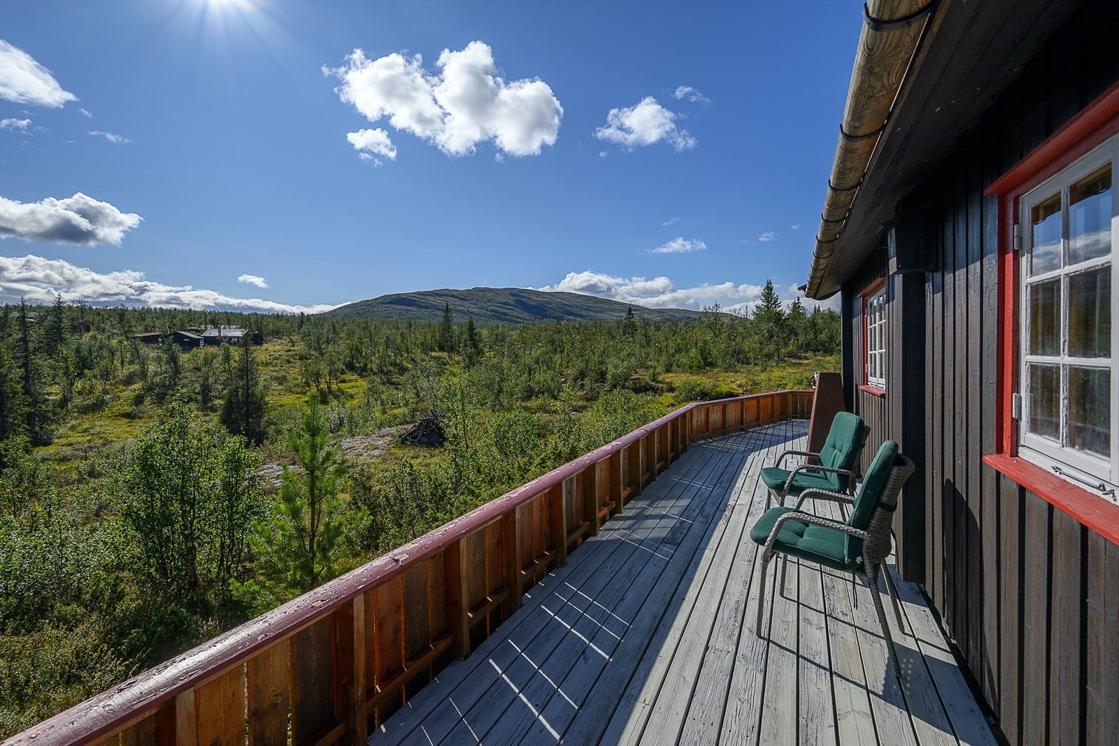 Fra hytta har man utsikt mot blant annet Ongsjøfjellet samt omkringliggende fjellandskap. Galleribilde