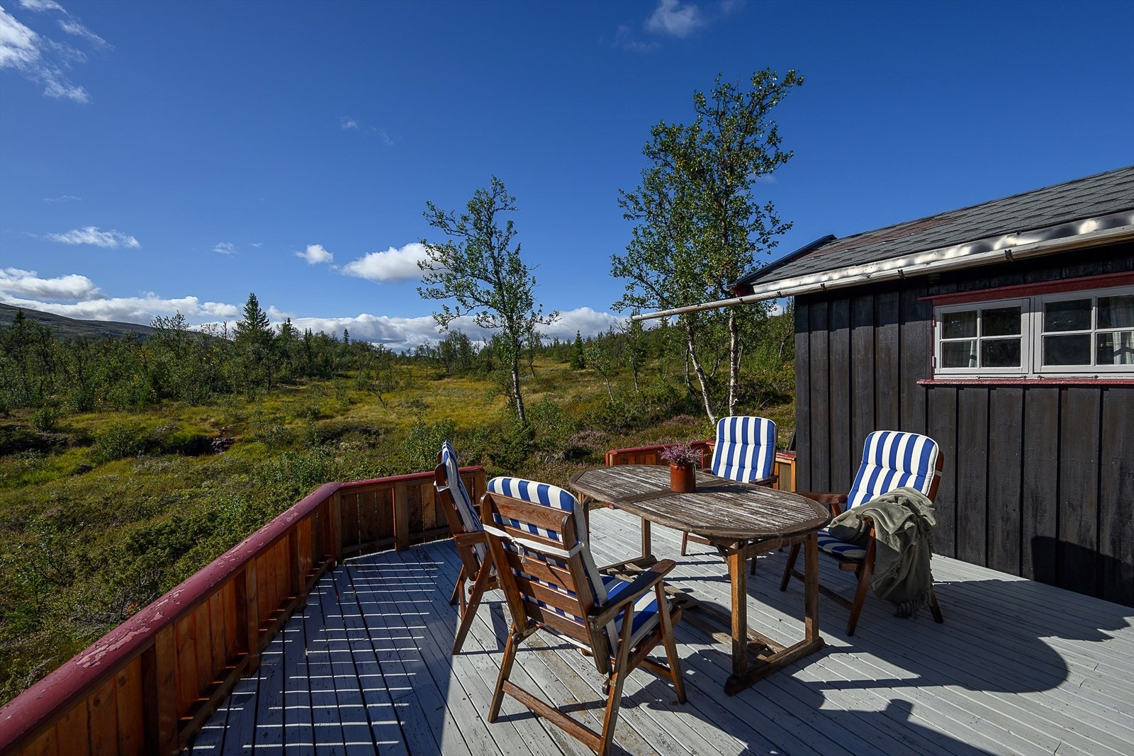Sommerdagene kan nytes på den store terrassen. Galleribilde