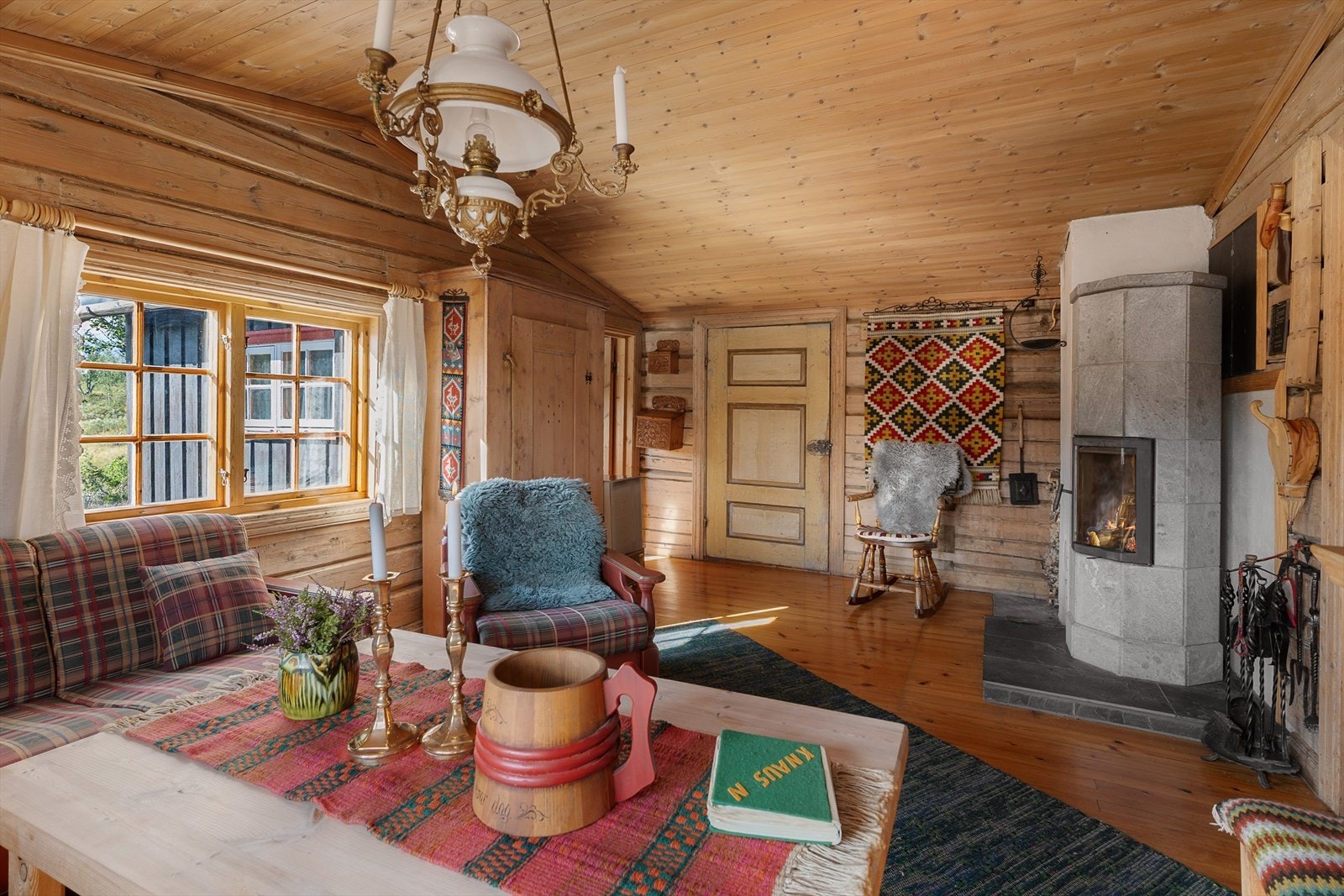 Stueområdet er åpent og romslig, med god takhøyde som gir en luftig atmosfære. Galleribilde