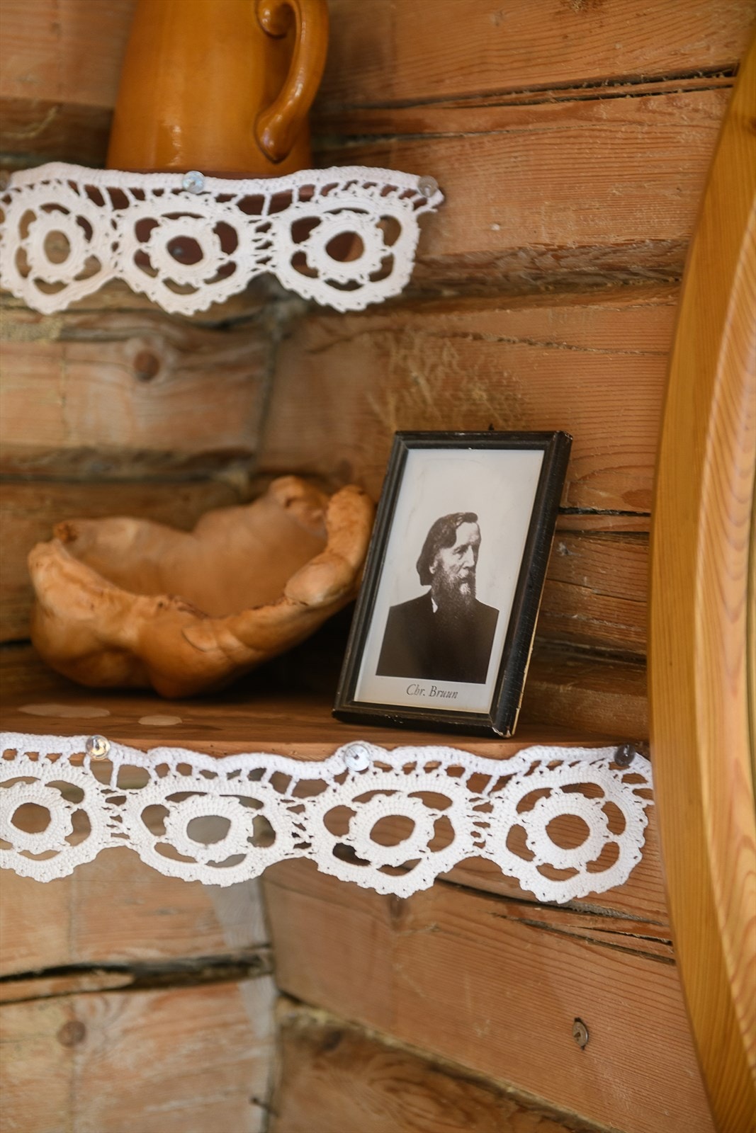 Tømmerkassen var opprinnelig halve 2. etasje på et stort tømmerhus i Follebu. Christian Bruun har bodd i dette huset. Galleribilde