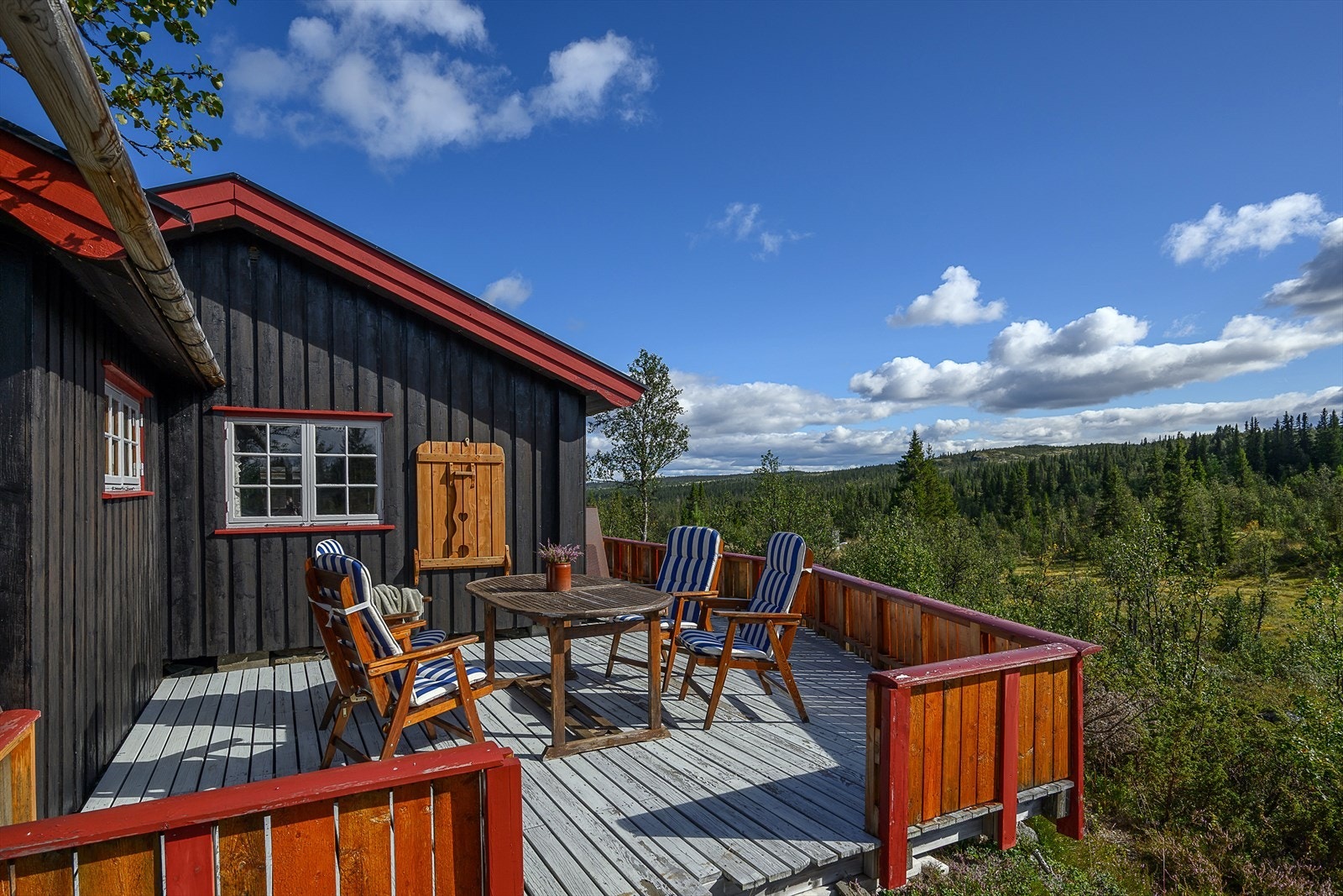 Terrassen er på 35 kvm, og du kan innrede med flere sosiale soner. Galleribilde