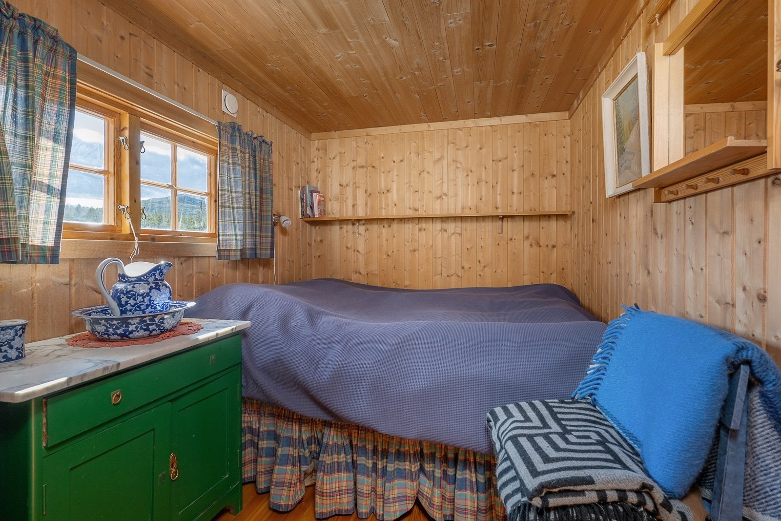 Hovedsoverom med plass til dobbeltseng, nattbord og annet ønsket møblement. Galleribilde