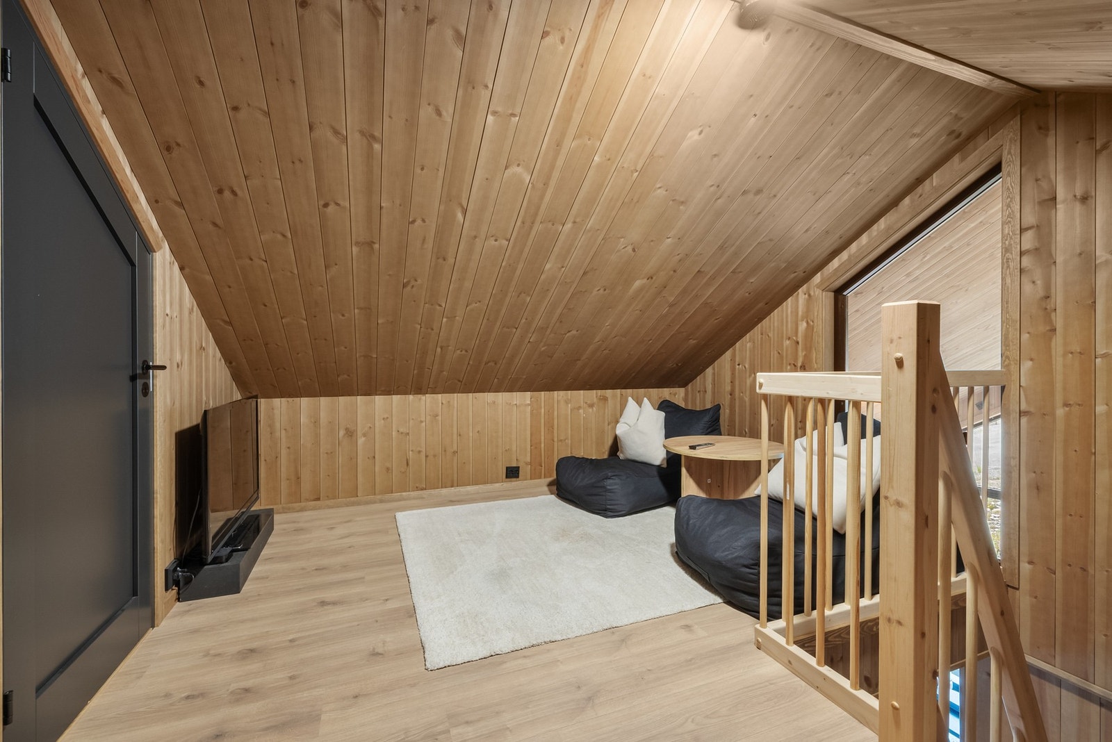 Loftet består av TV-stue og 2 soverom Galleribilde