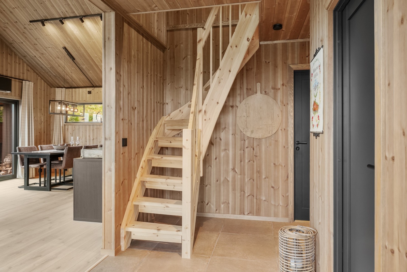 Hovedplanet består av gang, stue/kjøkken, bad, 2 soverom og bod Galleribilde