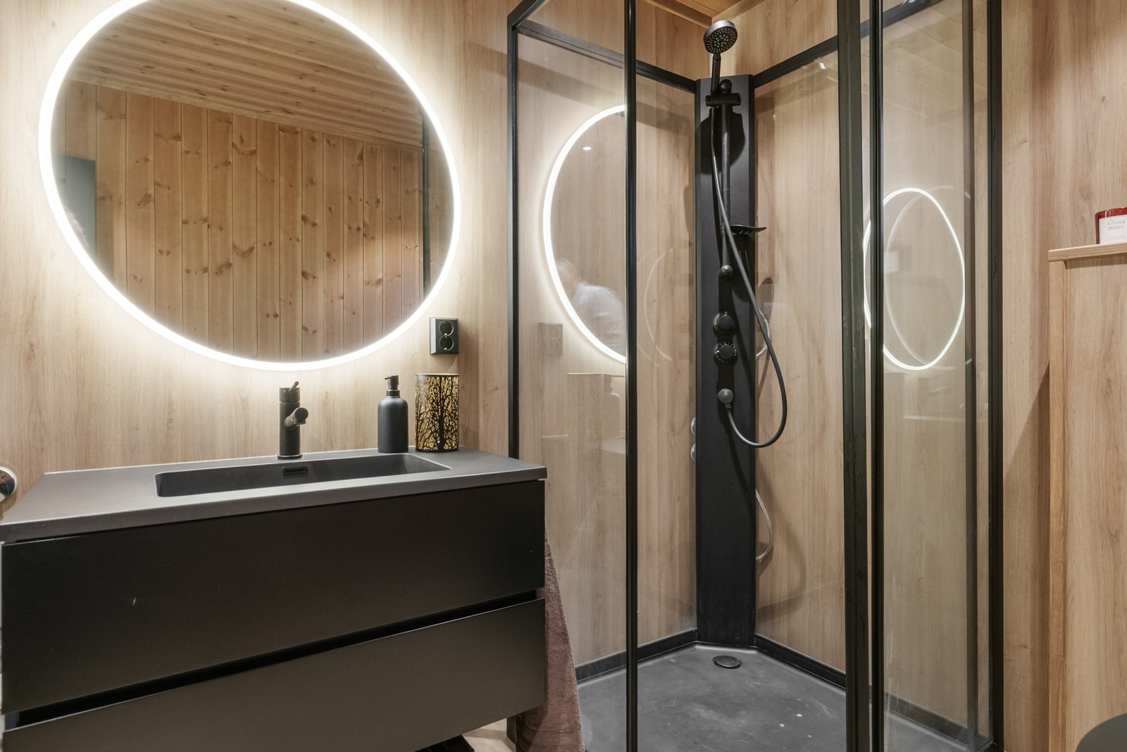 Stilrent og pent bad som følger hyttas lune og naturlige stiluttrykk Galleribilde