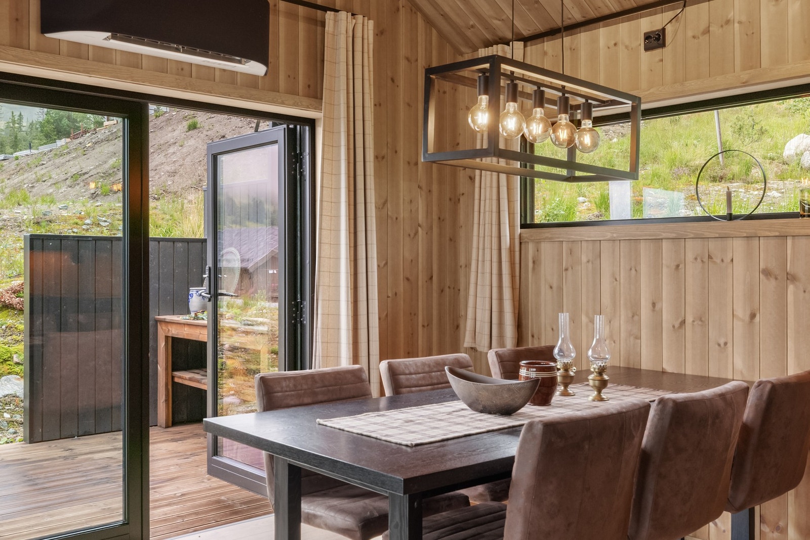 God komfort hele året med varmepumpe og vedovn Galleribilde