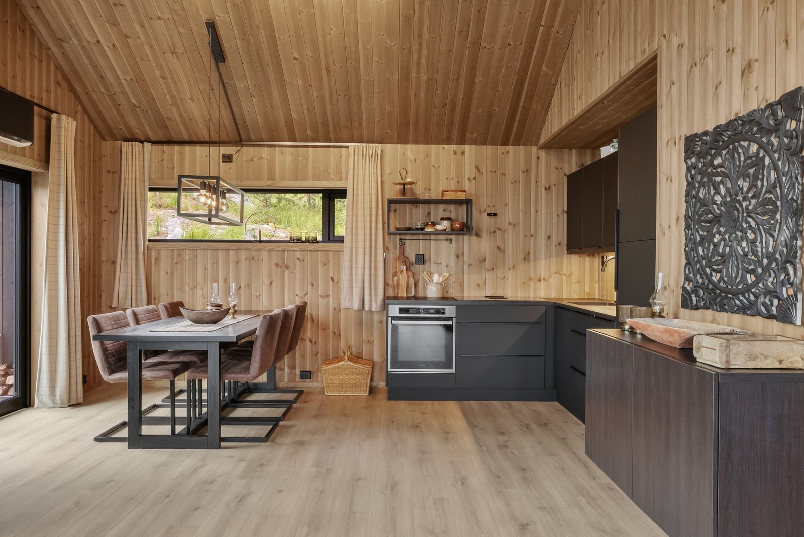 Åpen kjøkkenløsning med moderne innredning - hjertet i hytta for familie og venner! Galleribilde
