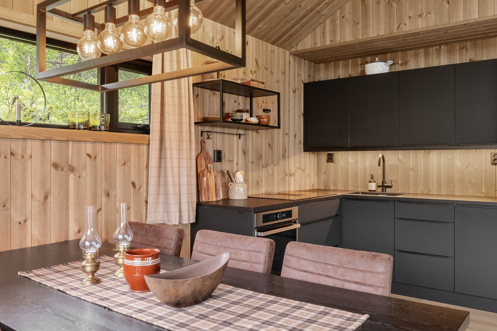 Lunt og koselig kjøkken med plass til både mat og prat Galleribilde