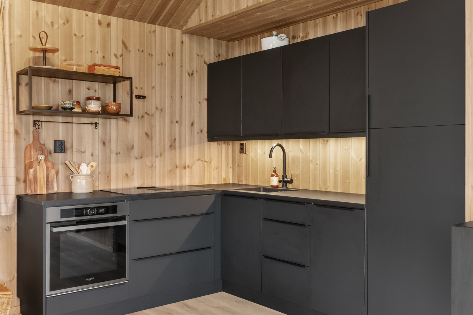 Tidsriktig og smakfullt kjøkken med mørke detaljer som står i stil med hyttas moderne uttrykk Galleribilde