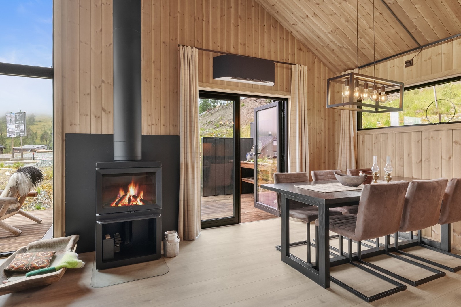 Åpen spisesone med utgang til hyggelig markterrasse Galleribilde