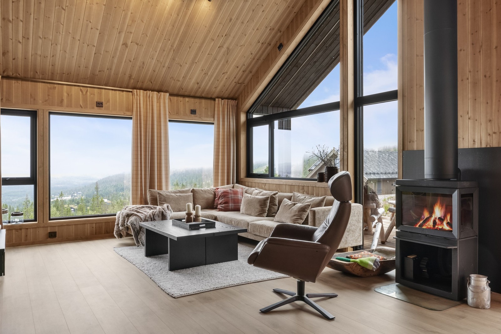 En sentral del av hytta er den flotte utsikten mot vakker natur, sommer som vinter! Galleribilde