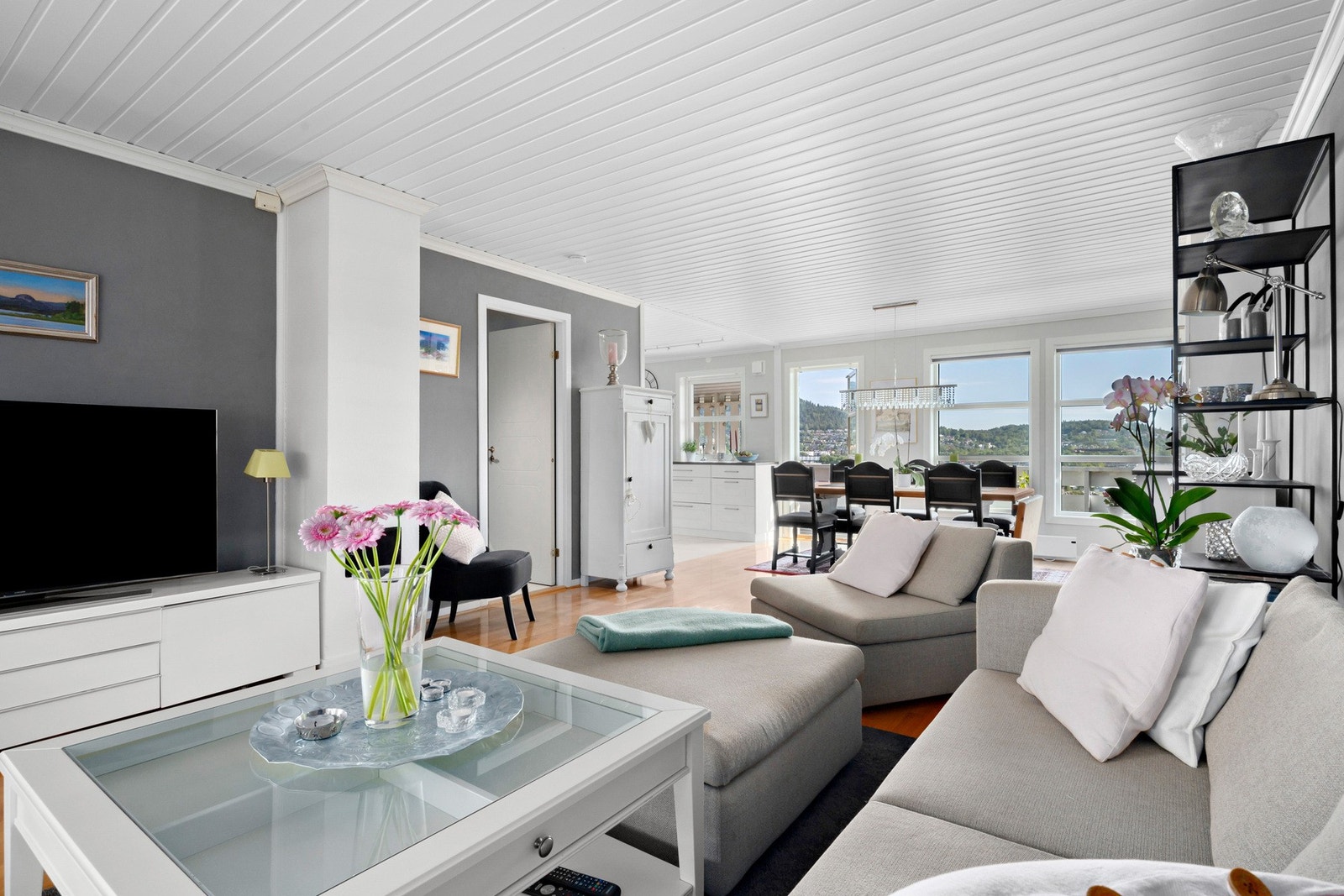 Gjennomgående lysinnslipp gir rikelig med naturlig lys til boligen Galleribilde