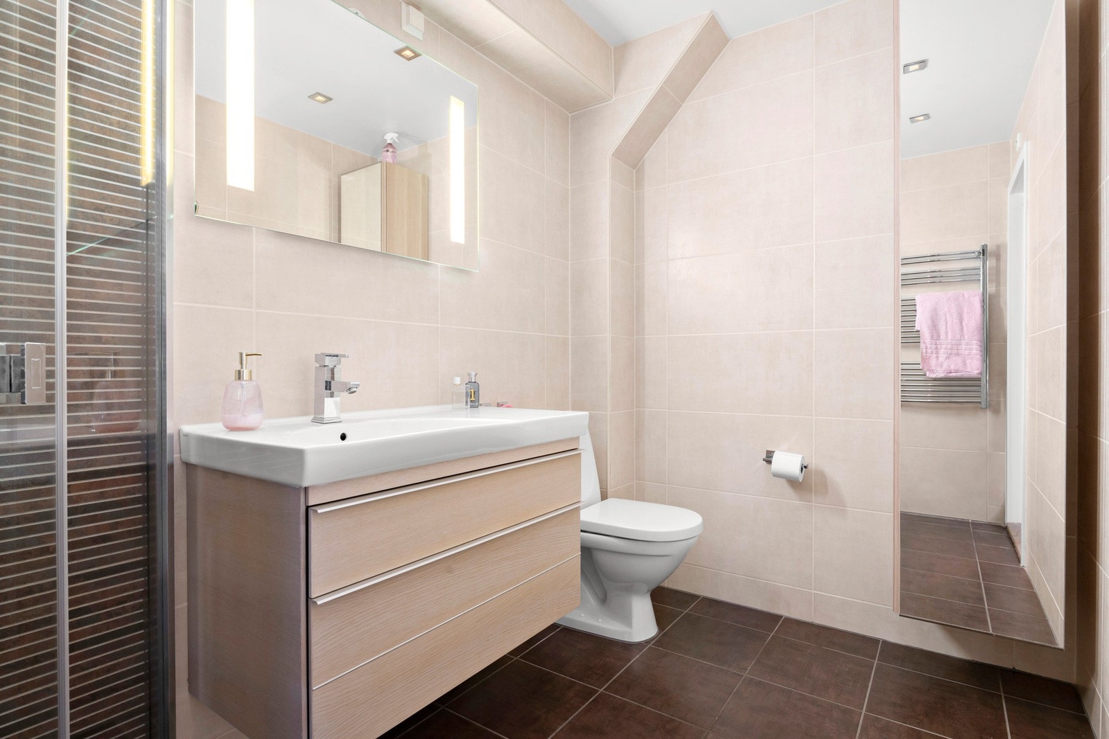 Helfliset baderom fra 2008 med varme i gulv og downlights i himling Galleribilde