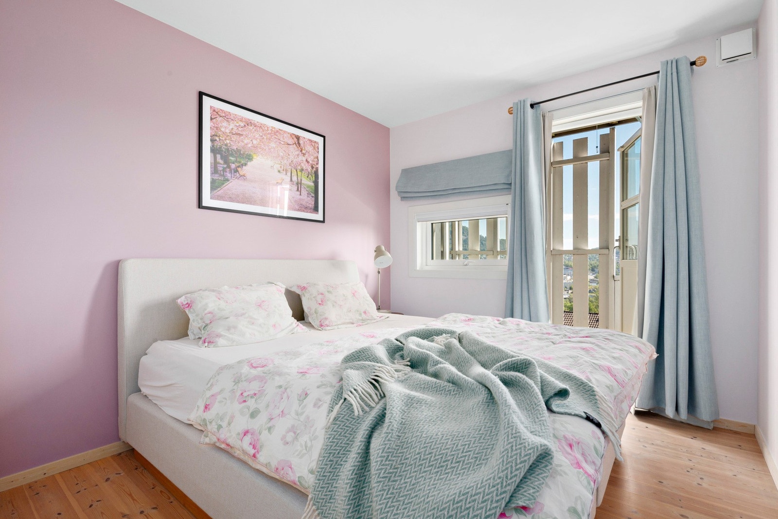 Romslig hovedsoverom med god plass til stor seng og nattbord Galleribilde