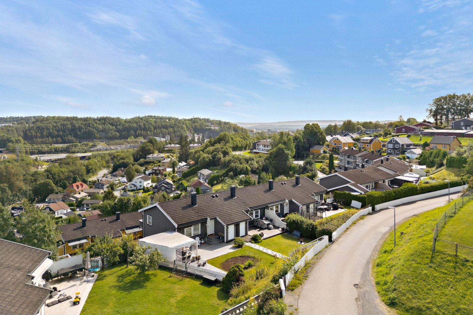 Dette er et boligområde i trygge omgivelser med nærhet til både natur og nødvendige fasiliteter og servicetilbud Galleribilde