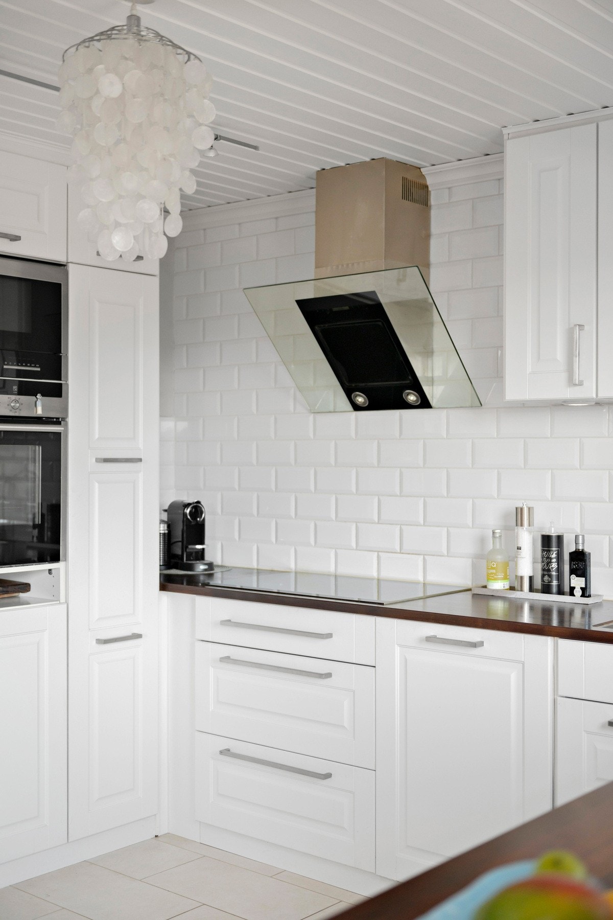 Det er lagt praktiske fliser på vegg og ekstra benkebelysning er montert under overskap Galleribilde