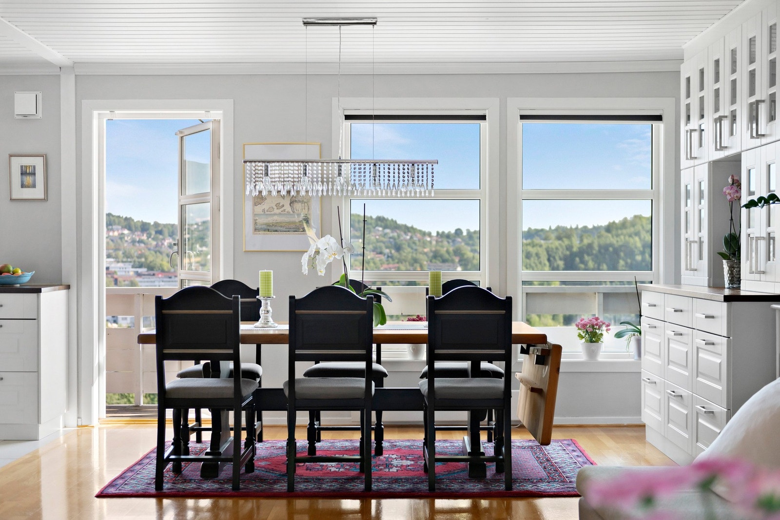 Spisestuen får sin naturlige plassering i tilknytning kjøkkenet Galleribilde