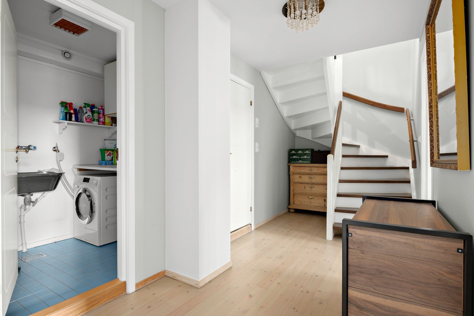 Innholdsrik underetasje med vaskerom, bad, omkledningsrom og 3 soverom Galleribilde